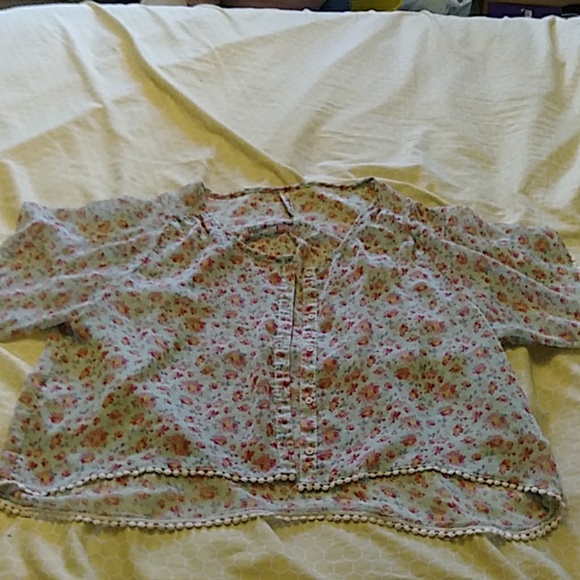 Cute button down blouse - Picture 2 of 2